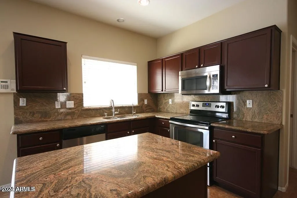 4 bed, 2.5 bath, 2139 sqft, $2,395 — Photo 4