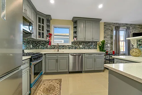 14449 Northern Blvd #612 Photo 1