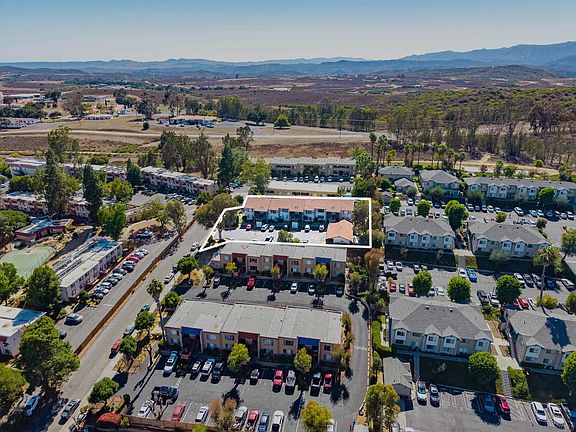 3rd image of 725 Alturas Ln