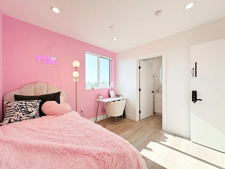 1338 West 35th Place — Photo 6