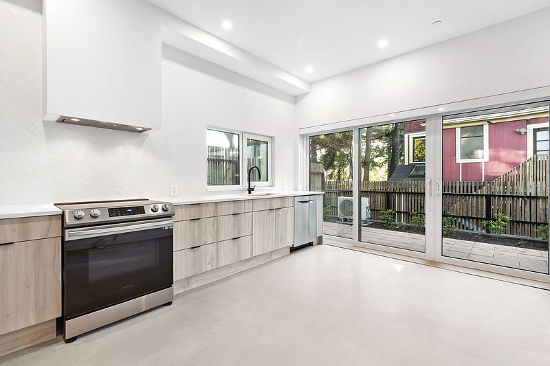 Vancouver House for rent - 3 Bedrooms — photo 9
