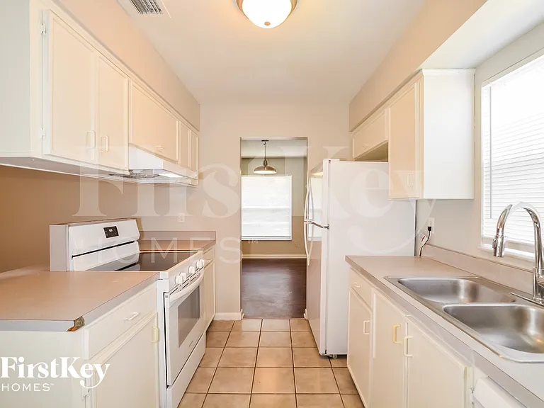 520 Georgia Ave — Photo 6