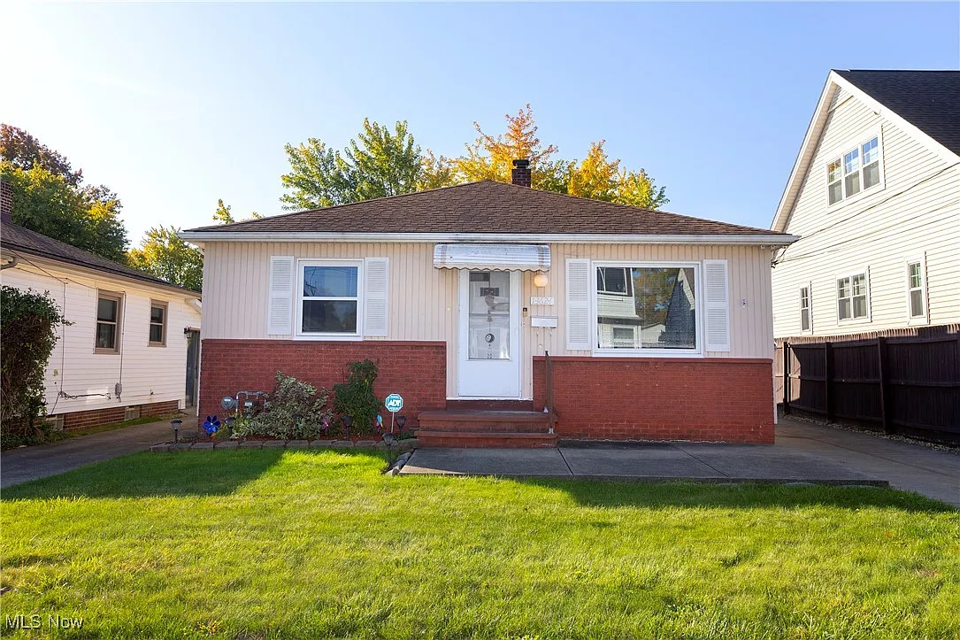 13621 Carrington Ave photo 1