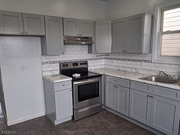 3rd image of 80 Beverly St