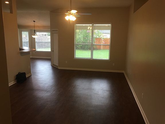 3rd image of 1424 E Summit Oaks Dr