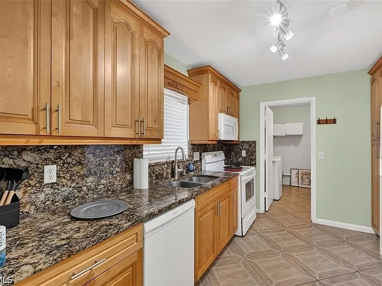 211 S Lake Dr — Photo 12