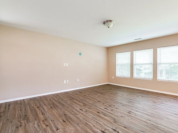 4th image of 40 Norwich Dr
