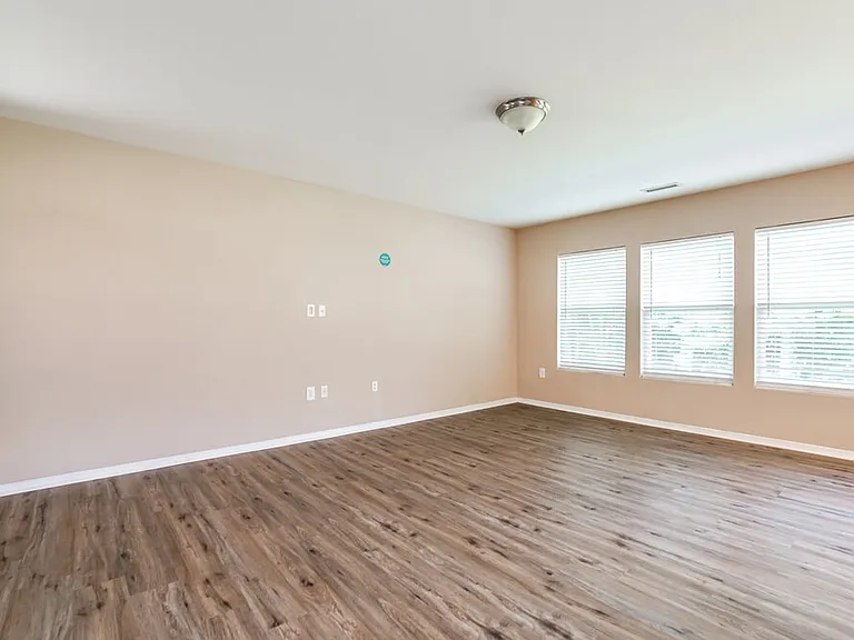40 Norwich Dr — Photo 4