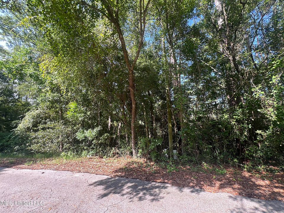 1st image of Creek Dr