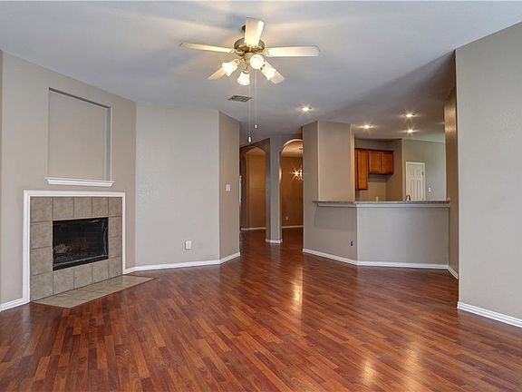 5th image of 944 Foxgrove Ln