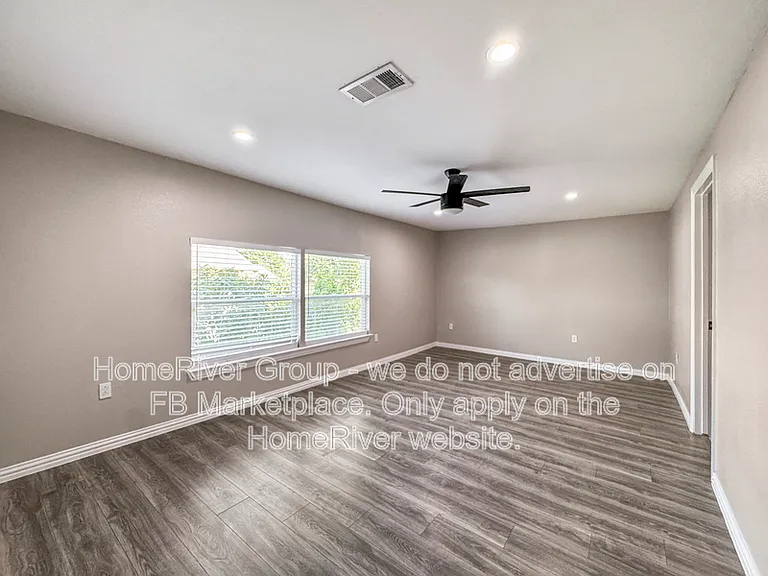 1124 E 11th St — Photo 9