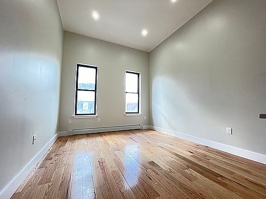 4th image of 423 Knickerbocker Ave #3