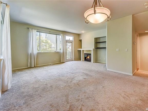 5th image of 10924 Slater Ave NE