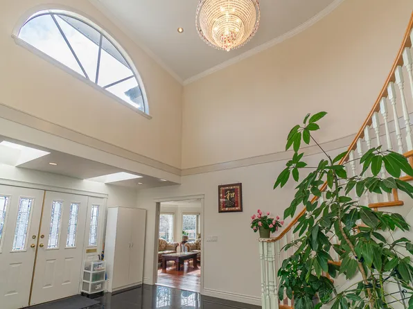 6169 Lochdale St, Burnaby, BC V5B 2M6