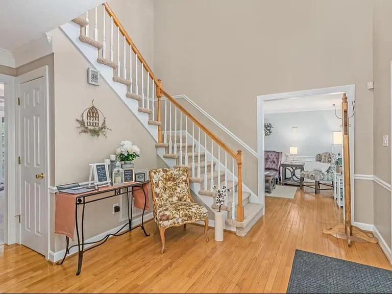 627 Brookview Dr — Photo 2