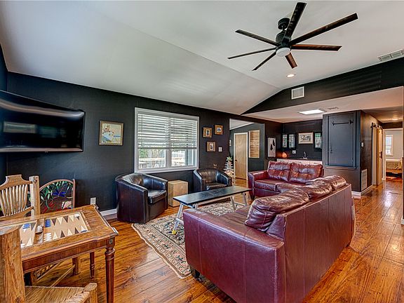 4th image of 309 E Avenue E