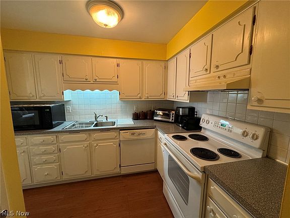 4th image of 7560 Hollycroft Ln #C4
