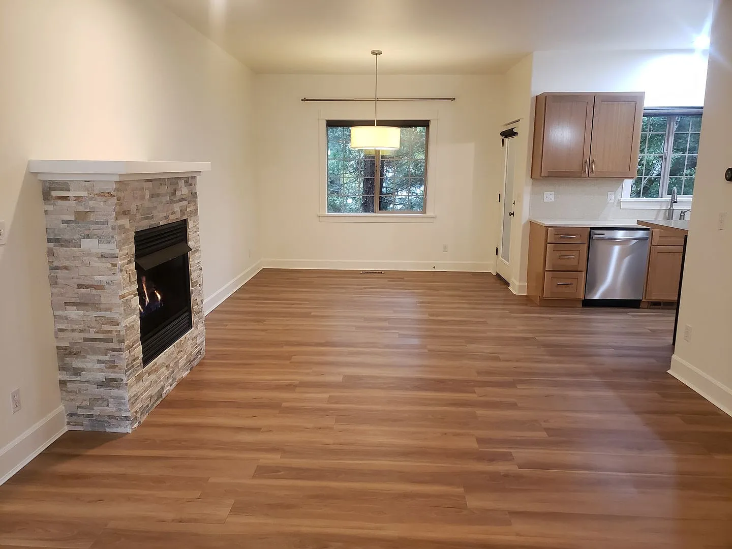 Lake Oswego Townhouse in Wooded Setting — Photo 3