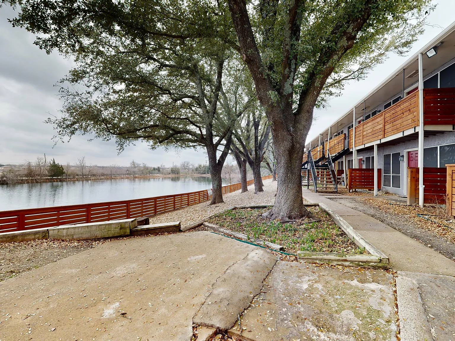 Lake Breeze Apartments — Photo 1