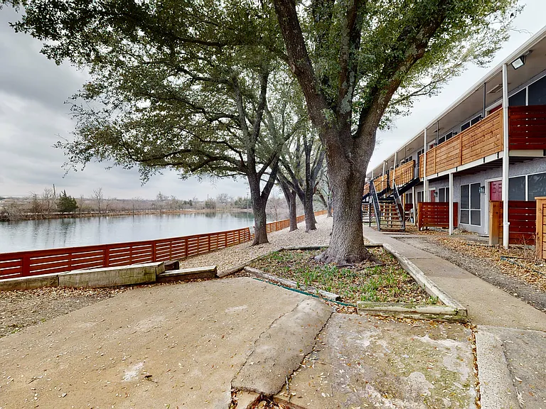 Lake Breeze Apartments — Photo 1