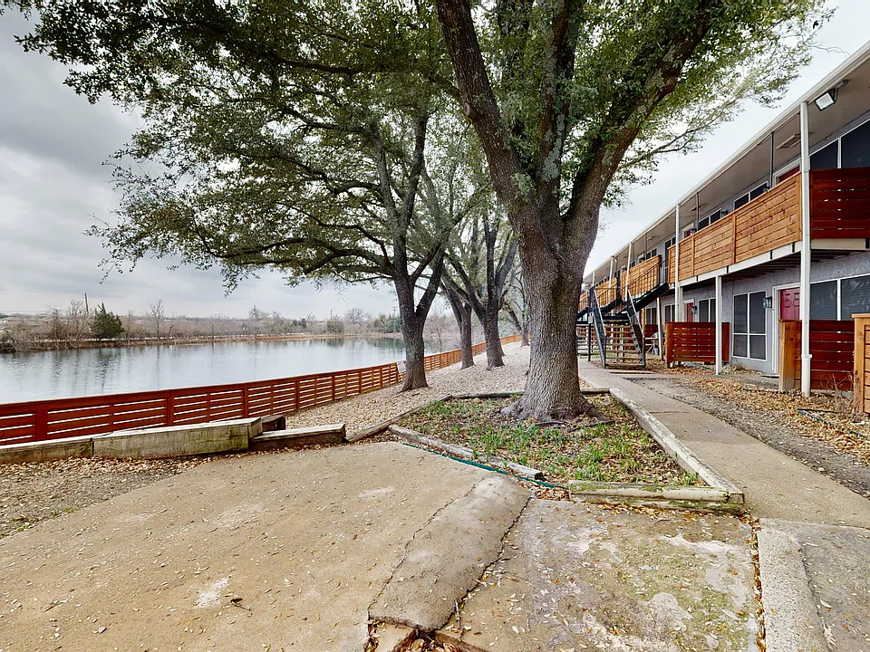 Lake Breeze Apartments
