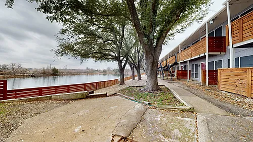 Lake Breeze Apartments Photo 1