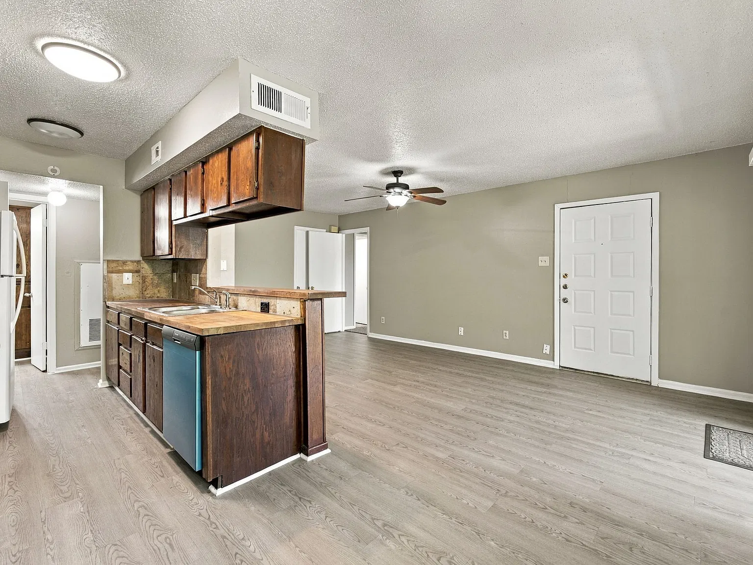 2 bed, 3944 sqft, $1,300 — Photo 3