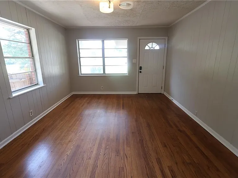 615 S Jefferson St SE — Photo 4