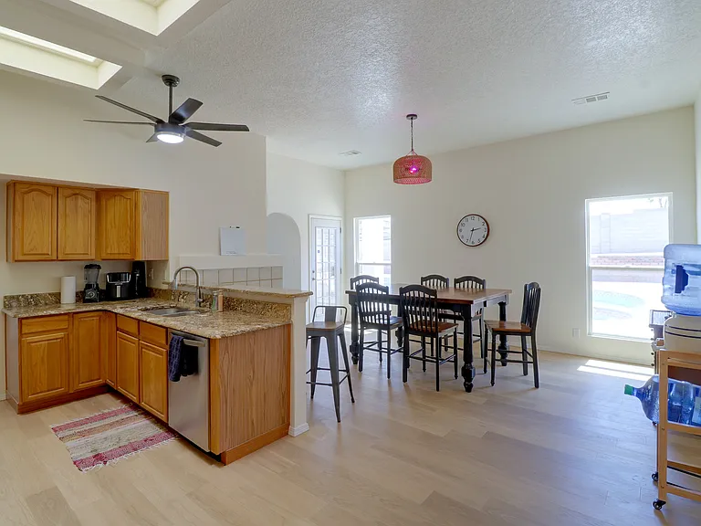 Syr Ct NE — Photo 8