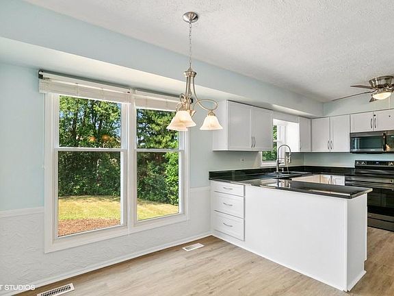 3rd image of 1842 Manor Ln