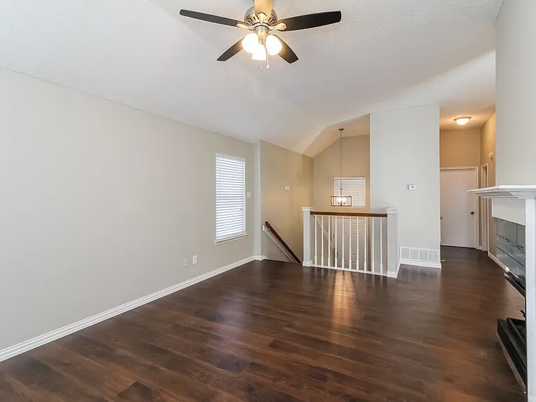 1115 Colbert Ln — Photo 4