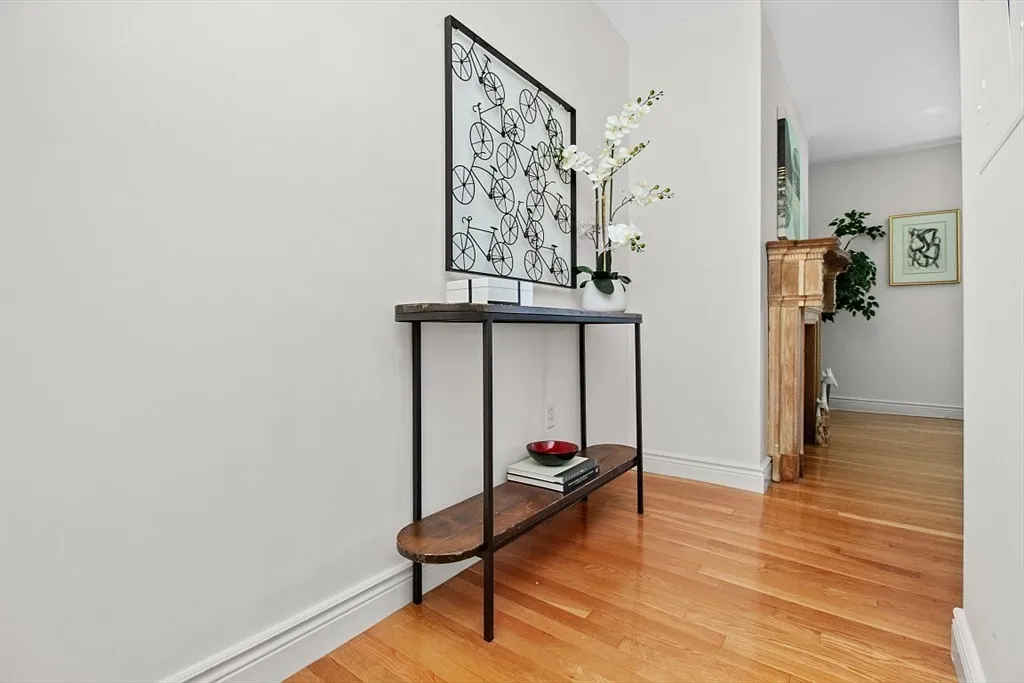 1 bed, 1.0 bath, 746 sqft, $3,600 — Photo 4