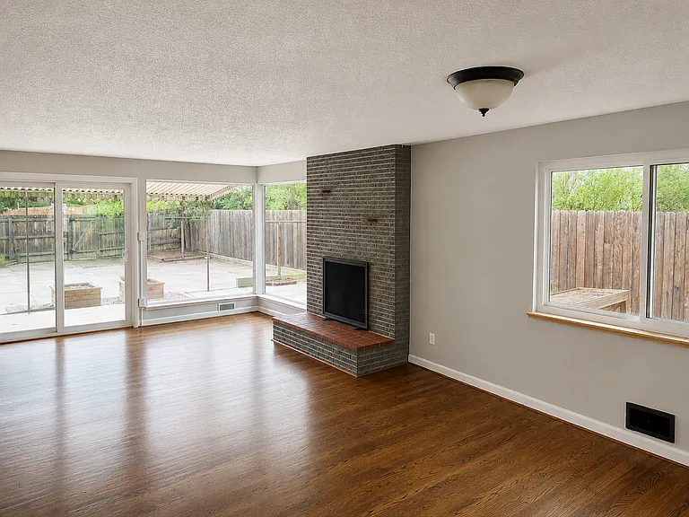 1447 Iowa Ave — Photo 2