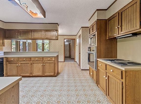 5th image of 2224 Red Oak Dr