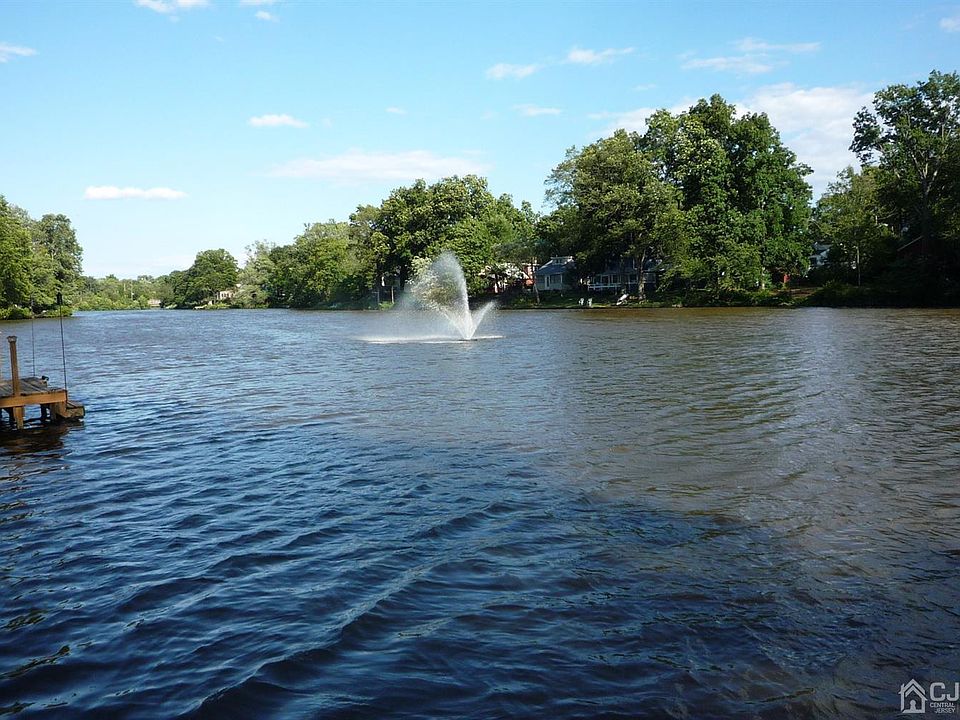 2nd image of 124 Lakeside Dr S
