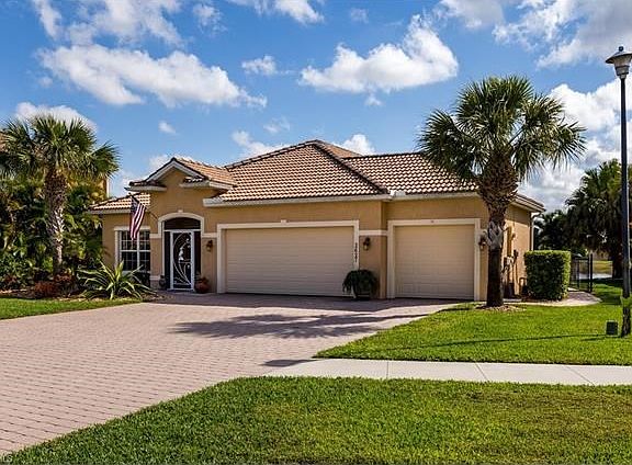 3 Car Garage 3BR/2BA Home with Lots of Parking Space!