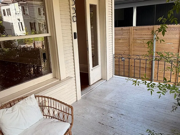 Gorgeous Two Story 3BD/2.5BA w/ Private Fenced in Backyard — Photo 4