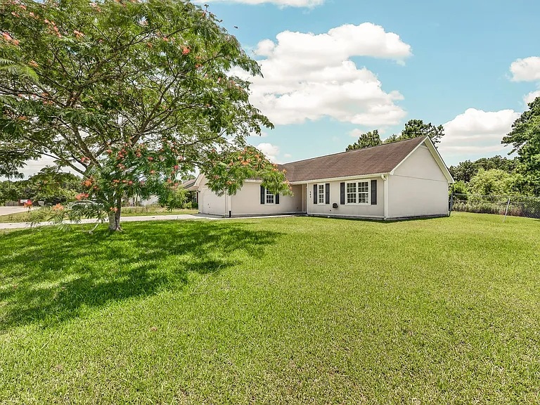 242 Zachary Ln — Photo 2