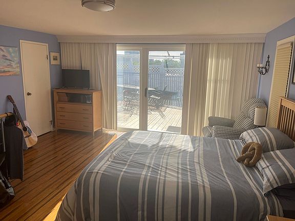 5th image of 1345 N Astor St APT 25