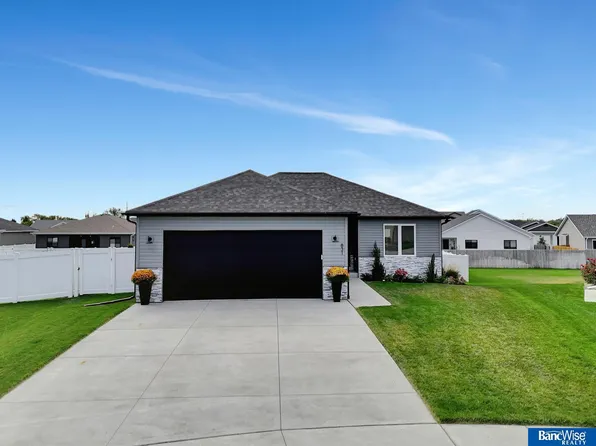 831 W Arezzo Ct, Lincoln, NE 68523