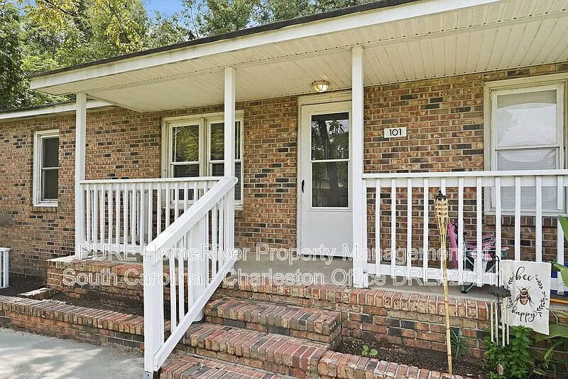 2 bed, 1.0 bath, 750 sqft, $1,249 — Photo 2