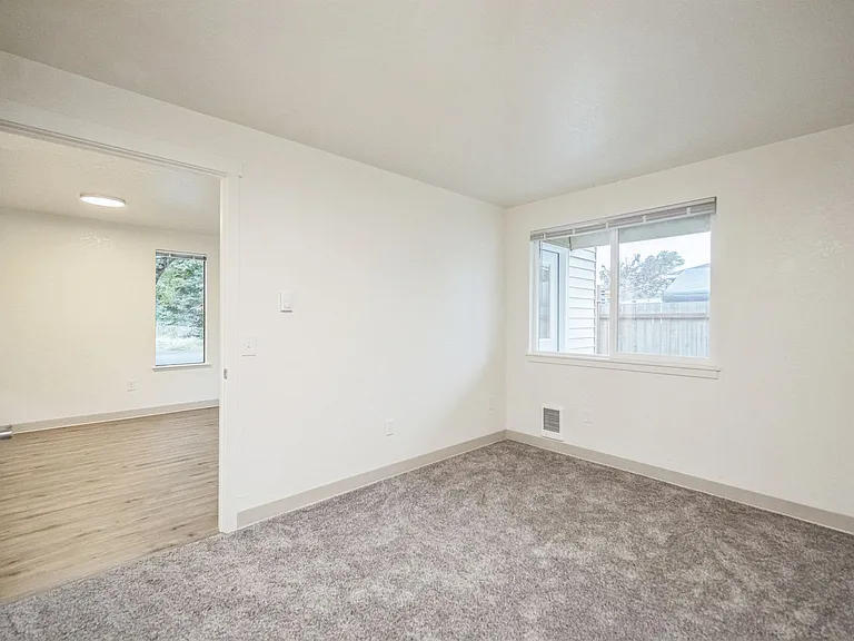 Spacious 2 Bedroom - Excellent Location! — Photo 19