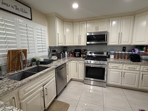 5th image of 920 Sprucelake Dr