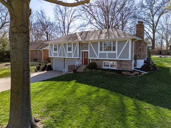 9018 Farley St, Overland Park, KS 66212