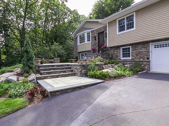 3rd image of 5 Howard Ct
