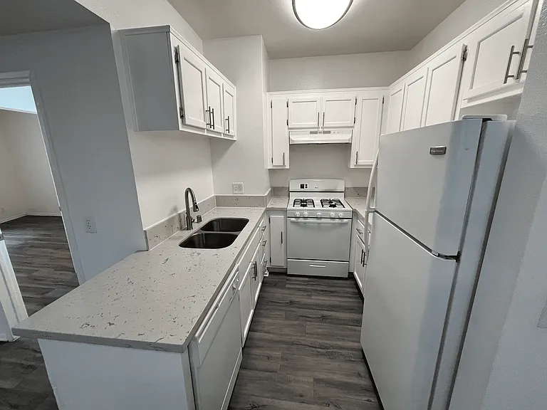 685 Kelton Ave — Photo 6