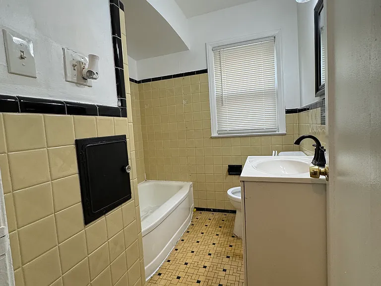 8904 Robson St — Photo 12