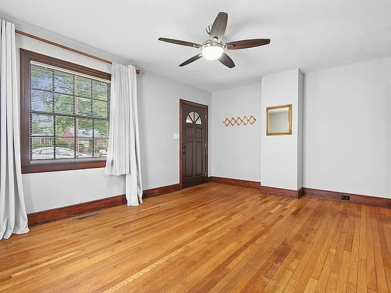 1114 N Buchanan Blvd — Photo 2