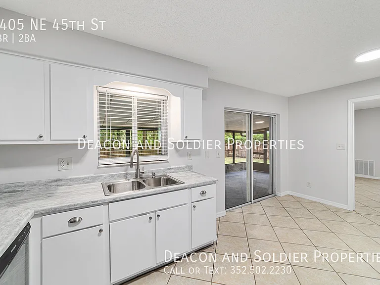 3405 NE 45th St — Photo 11