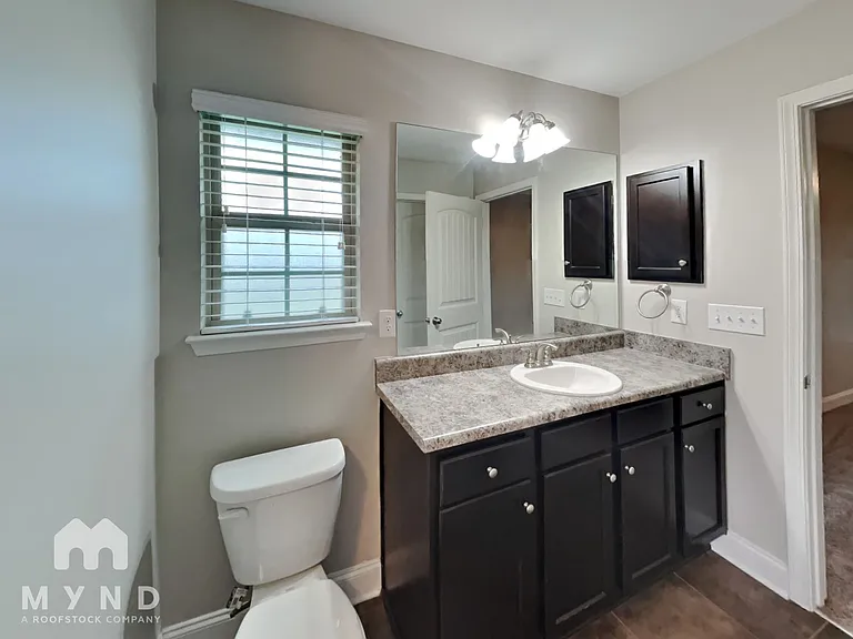566 Waterford Ln — Photo 9